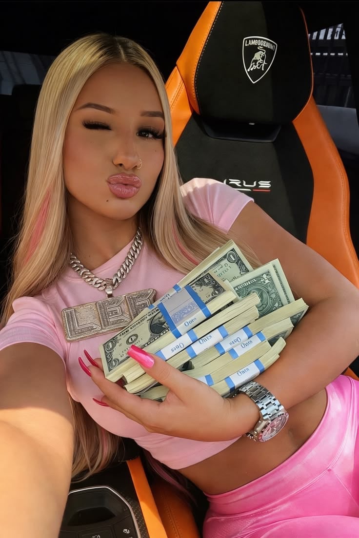 Modelo de OnlyFans con las ganancias de su mes